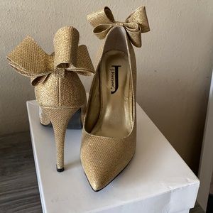 Gold bow JRenee heels